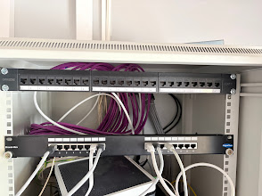 Instalación de rack de red y patch panel en Mérida